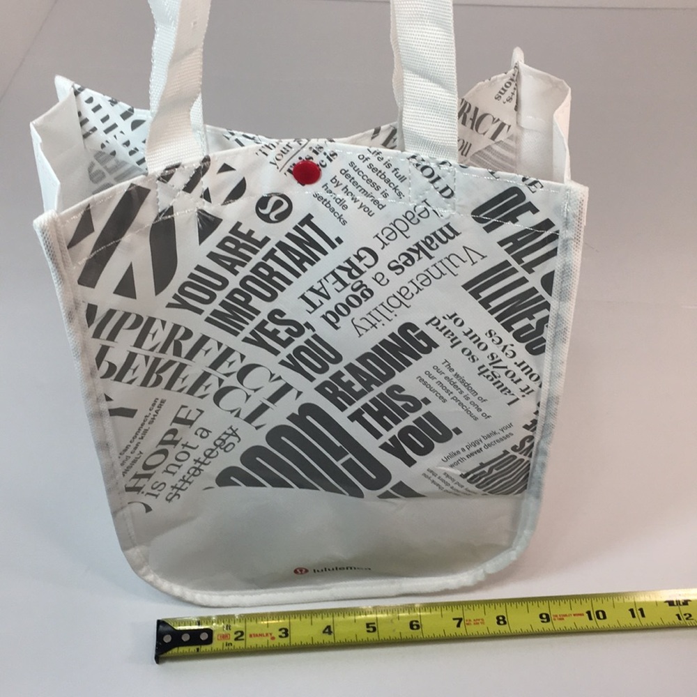 🤍NWOT🤍LULULEMON🤍WHITE & SILVER REUSABLE  BAG - Picture 15 of 15